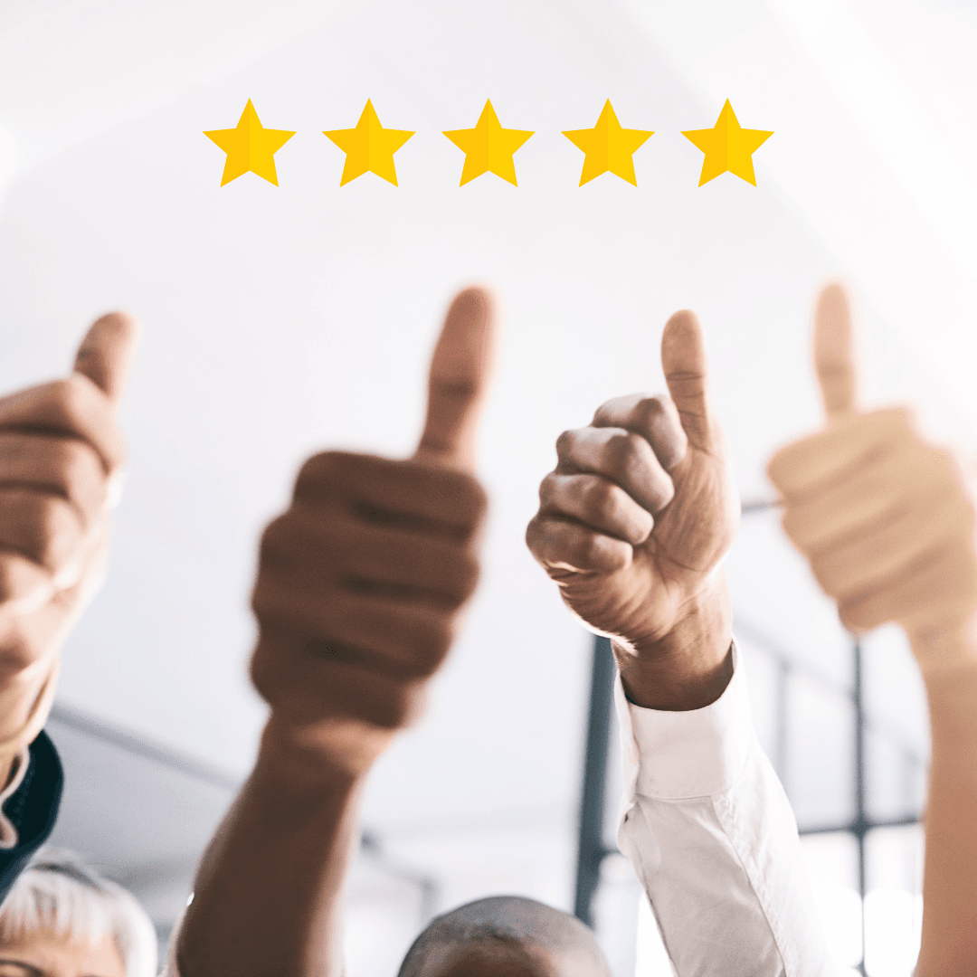 Manos alzadas con pulgares arriba y cinco estrellas amarillas flotando, simbolizando una calificación excelente.